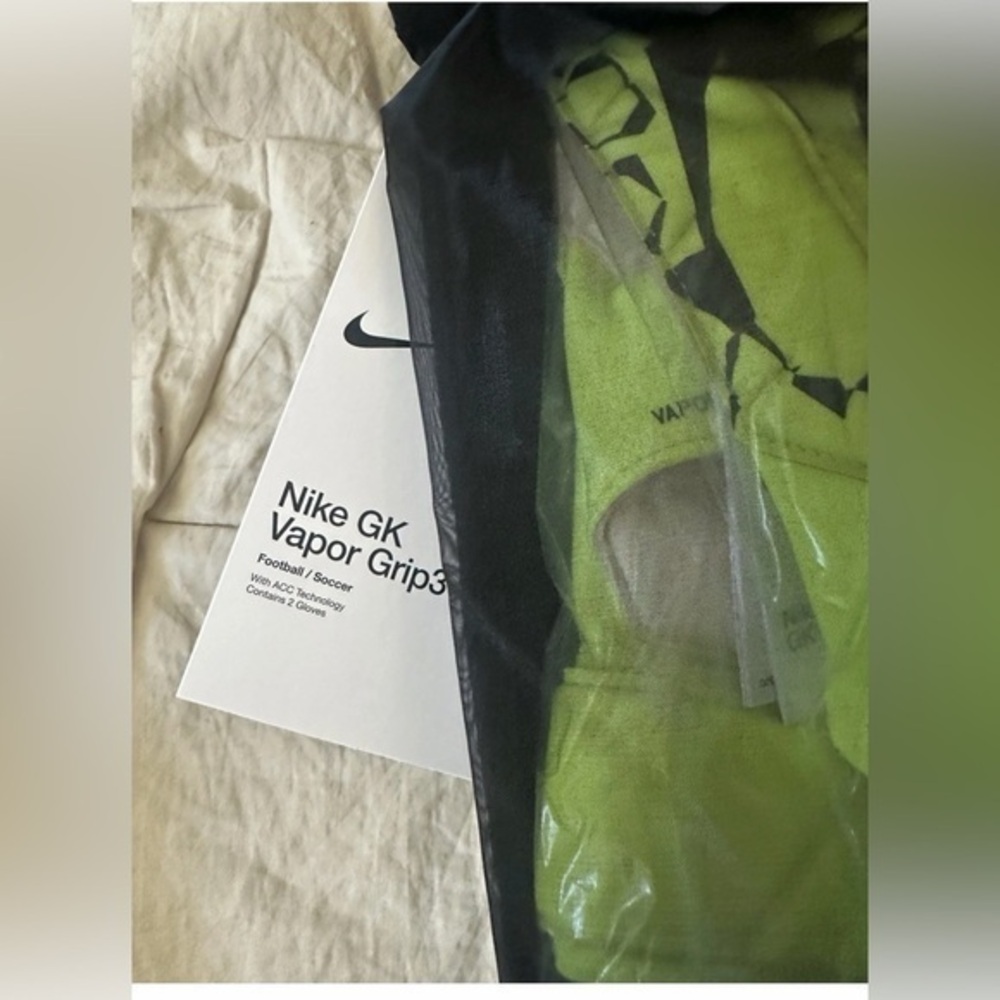 New Nike Vapor Grip3 Goalkeeper Gloves Size 9 HQ0304-702